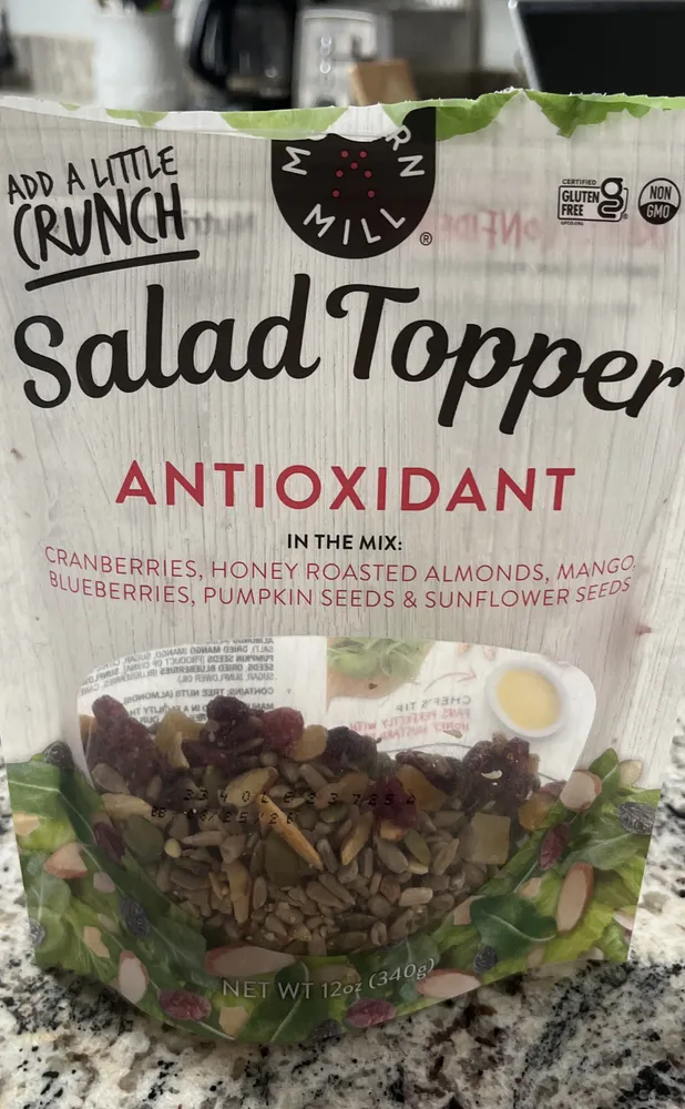 Salad topper