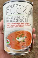 Soupe biologique classique aux tomates avec basilic