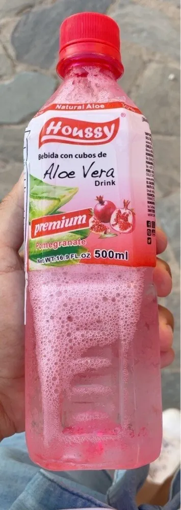 Bebid con cubos de aloe vera drink pomegranate premium