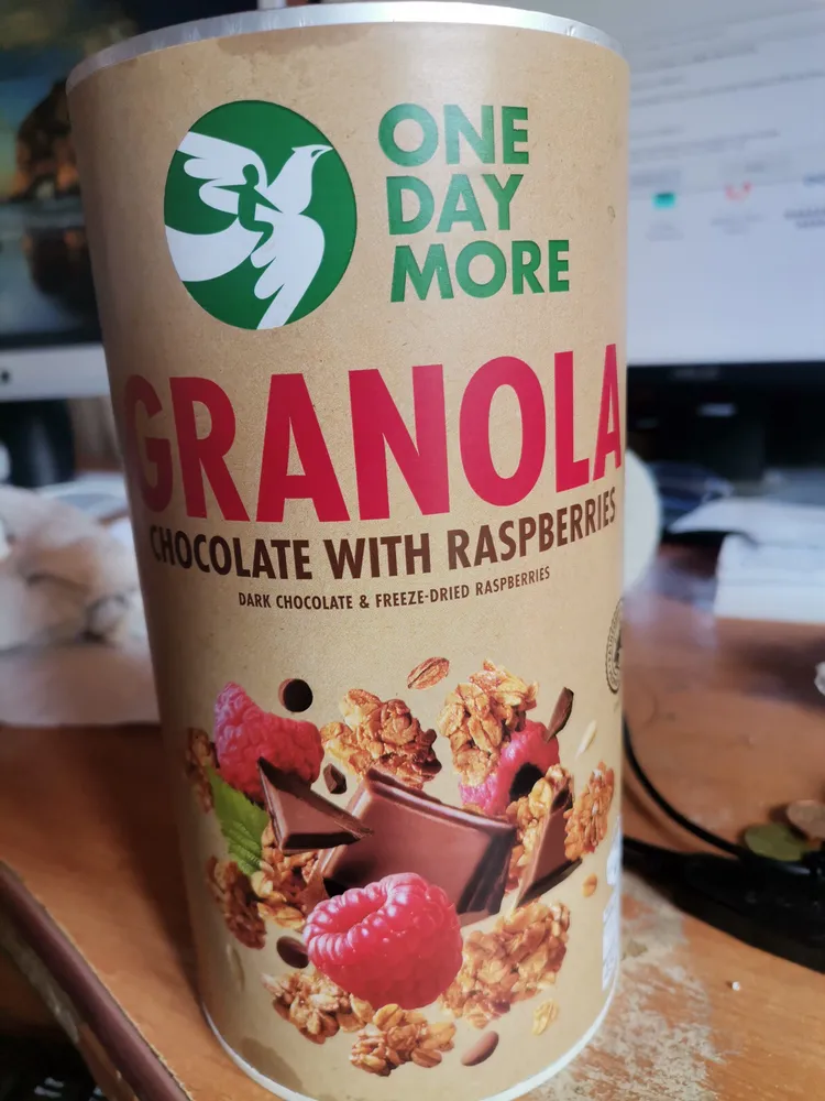 GRANOLA CHOCOLATE WITH RASPBERRIES