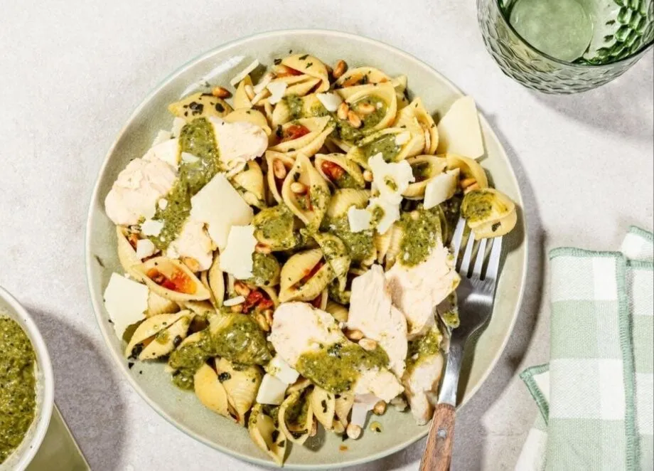 Salade de conchiglioni au pesto et filet de poulet
