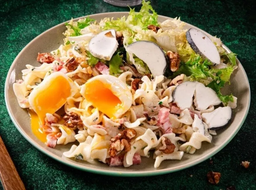 Salade frisée au chèvre cendré et oeuf molé