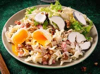 Salade frisée au chèvre cendré et oeuf molé