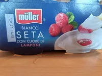Bianco seta con cuore di lamponi