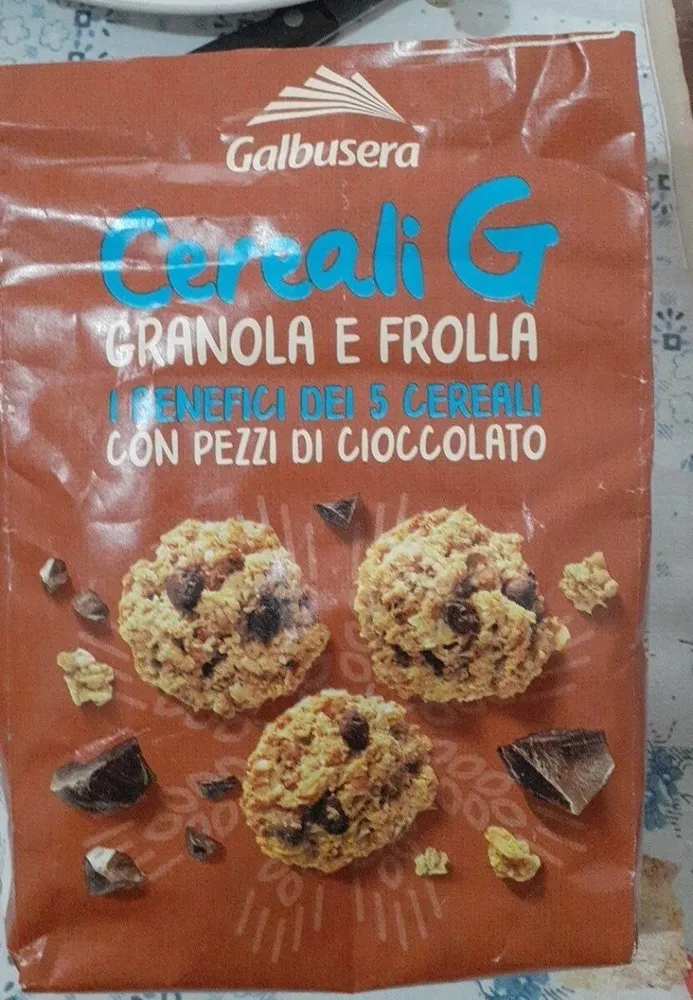 Biscotti granola e frolla con pezzi di cioccolato
