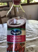 Boisson aux jus de cranberry, de pomme, de framboise et de sureau