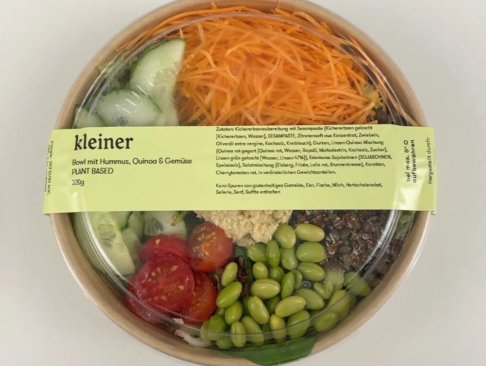 Bowl mit Hummus Quinoa und Gemüse