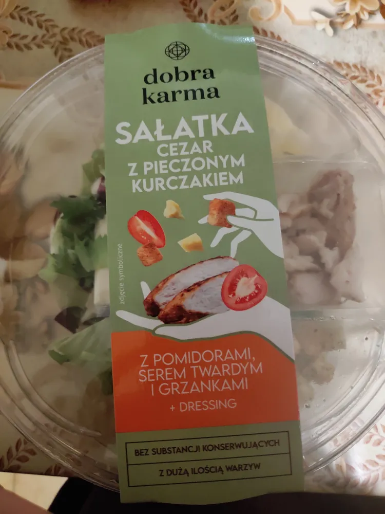 Sałatka Cezar z pieczonym kurczakiem