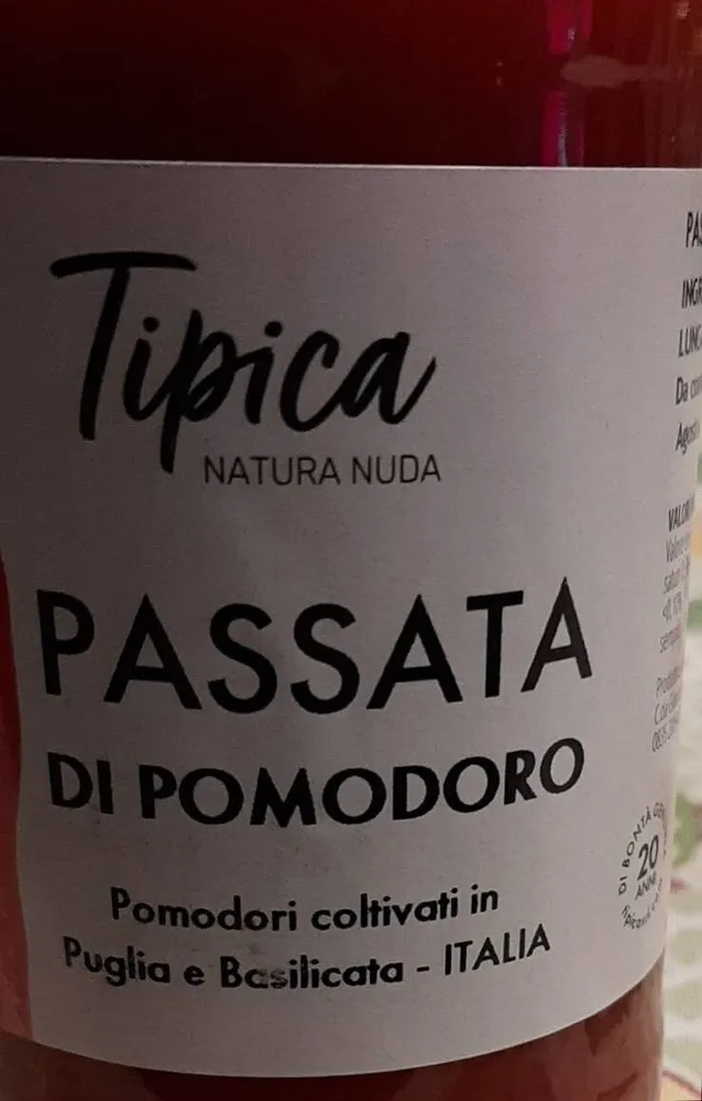 Tipica natura nuda passata di pomodoro