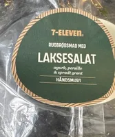 Rugbrød med laksesalat