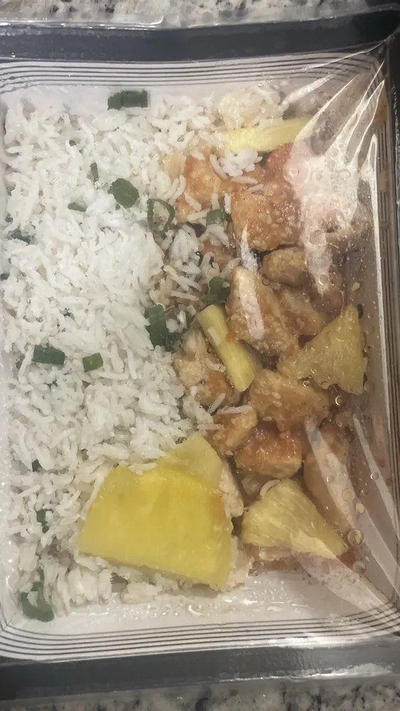 Arroz con pollo y piña