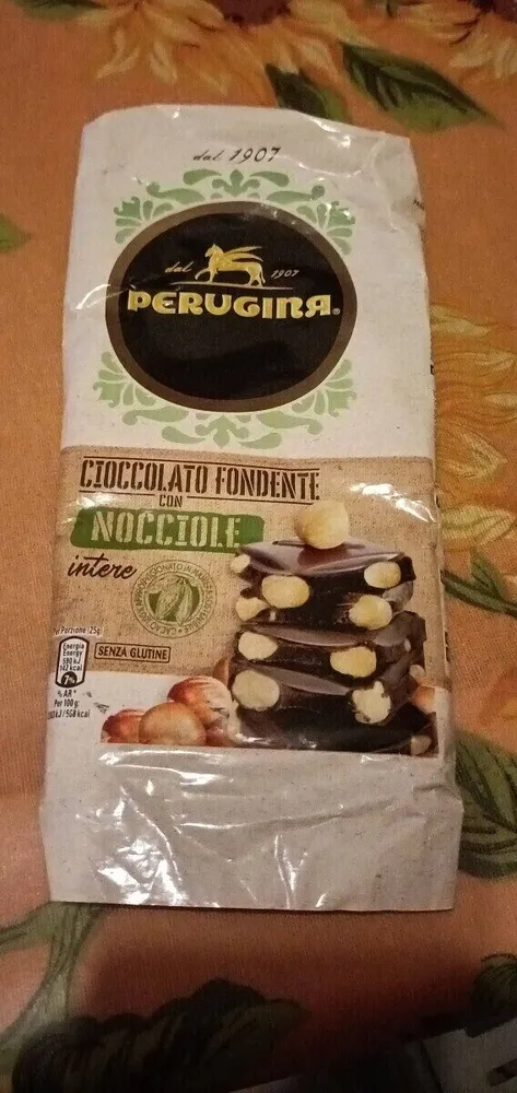 Cioccolato fondente con nocciole