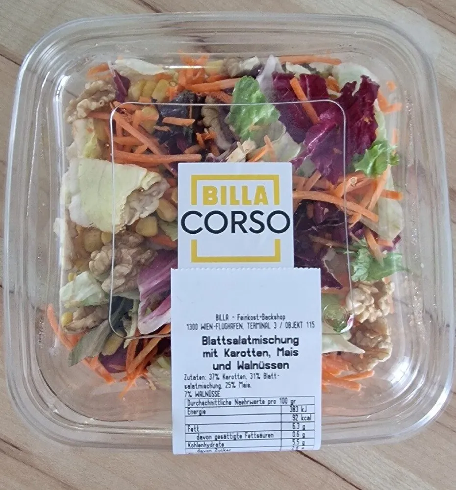 Blattsalatmischung Mit Karotten, Mais Und Walnüssen