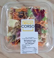 Blattsalatmischung Mit Karotten, Mais Und Walnüssen