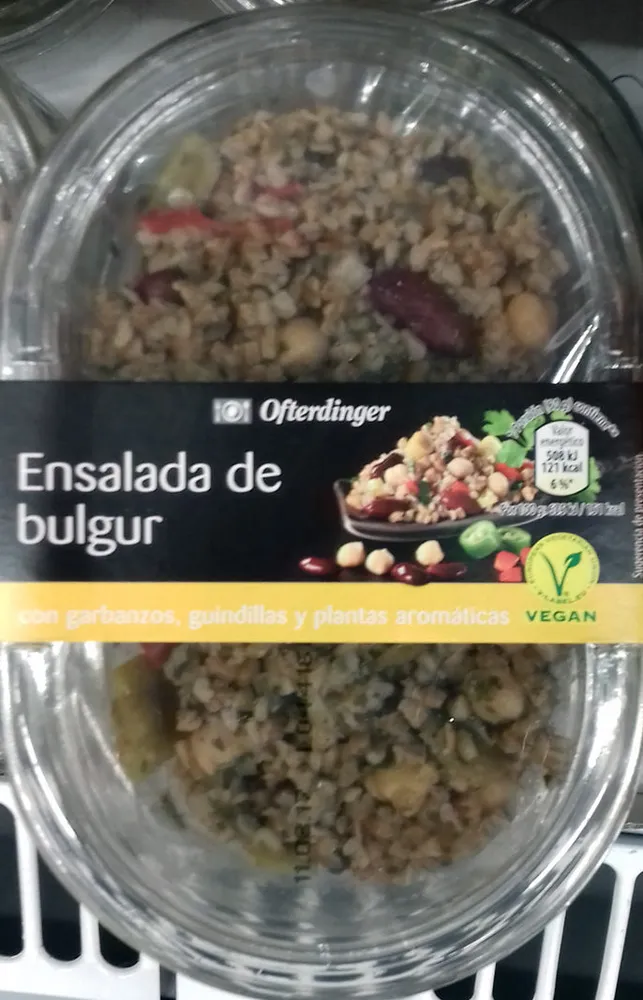 Ensalada de bulgur con garbanzos, guindillas y plantas aromáticas