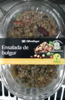 Ensalada de bulgur con garbanzos, guindillas y plantas aromáticas