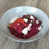 Salade de quinoa, haricot rouge, houmous, feta et noisette