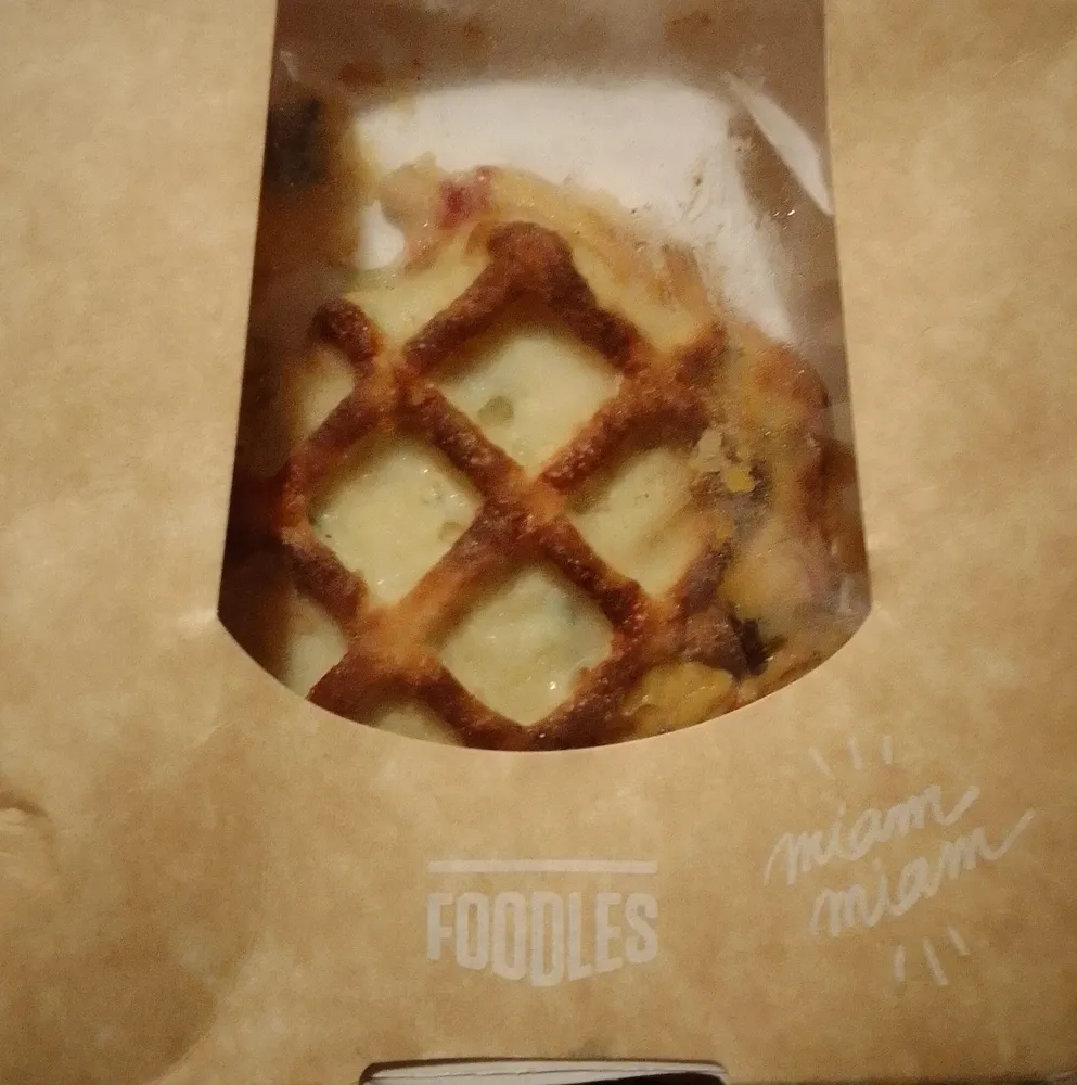 Gaufre légumes d'été, mozzarella, sauce pesto