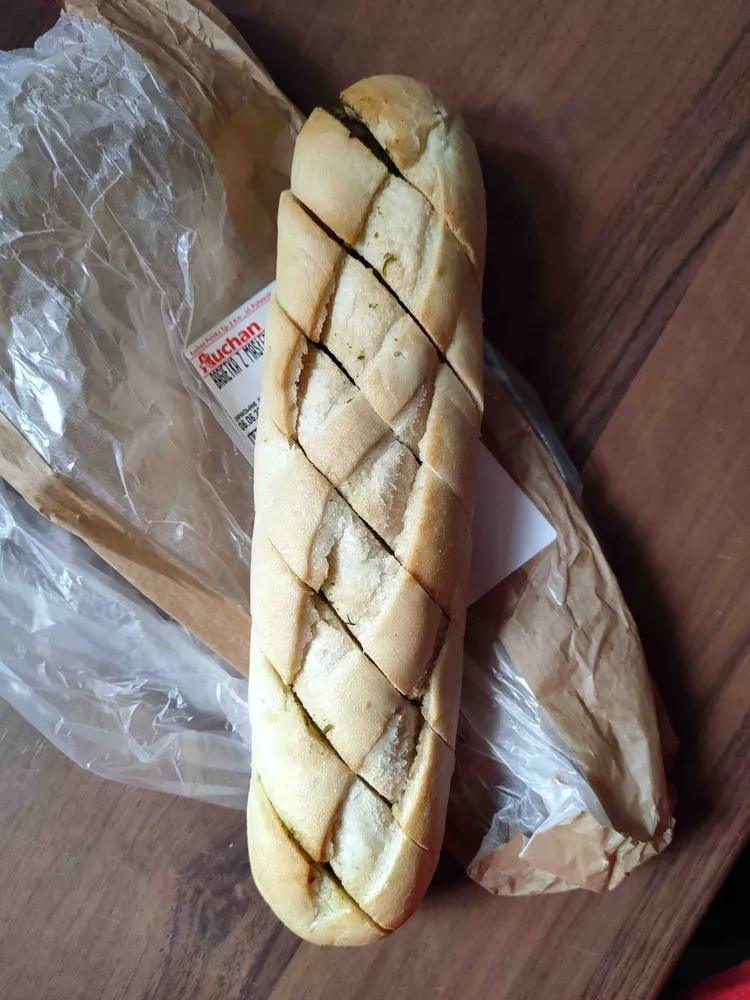 Bagietka z masłem czosnkowym