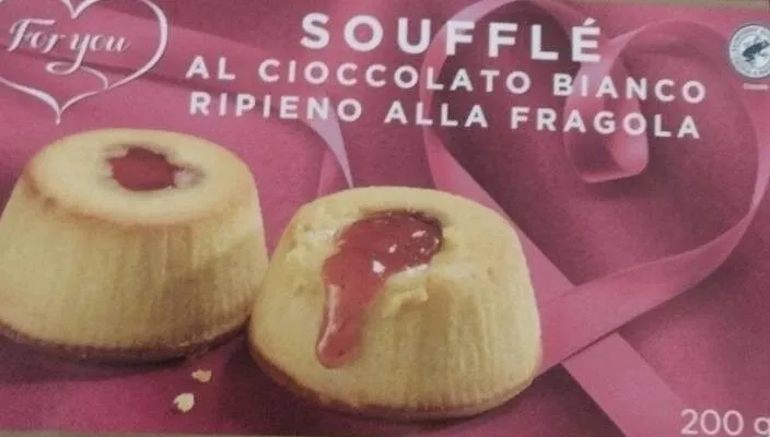 Soufflé al cioccolato bianco ripieno alla fragola