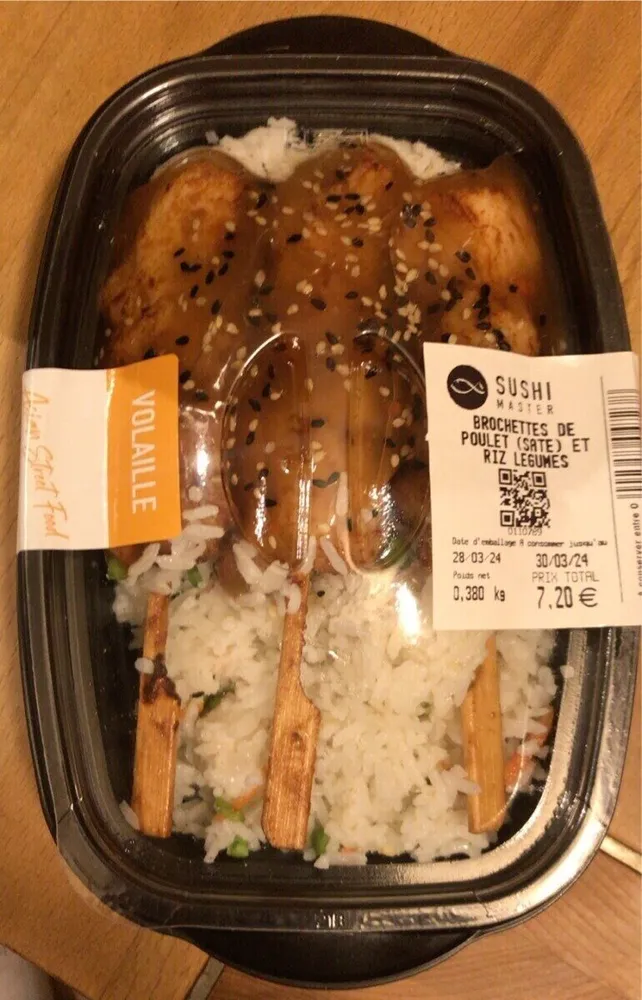 Brochettes poulet (saté) riz légumes