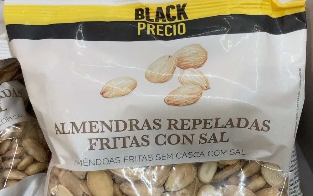 Almendras repeladas fritas con sal