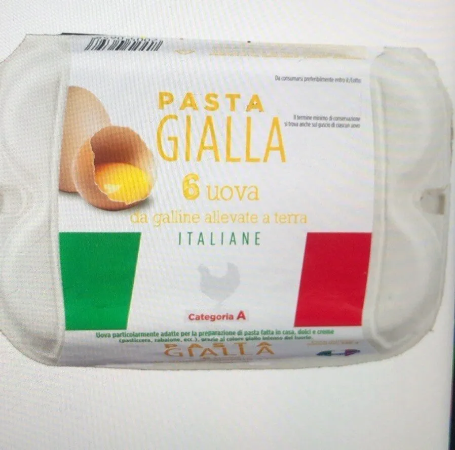 Uova fresche pasta gialla da allevamento a terra