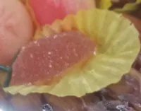 Corbeille de dattes fourrées et fruits secs
