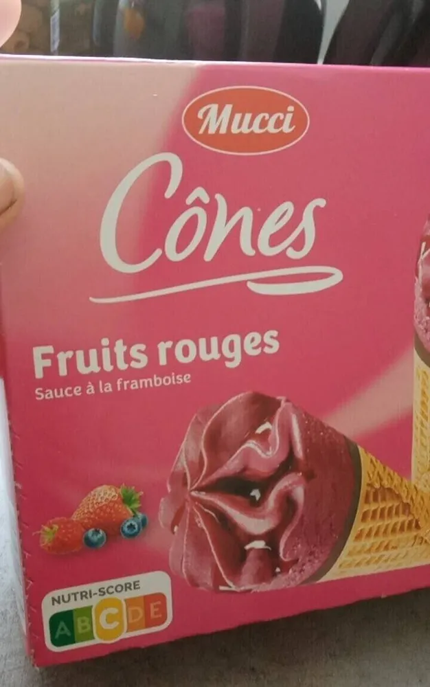 Cones fruit rouges
