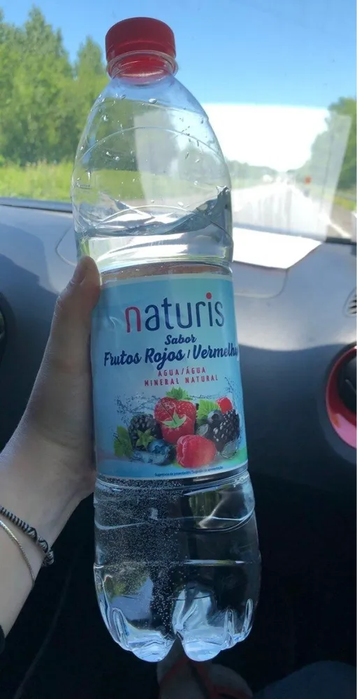 Agua sabor frutos rojos