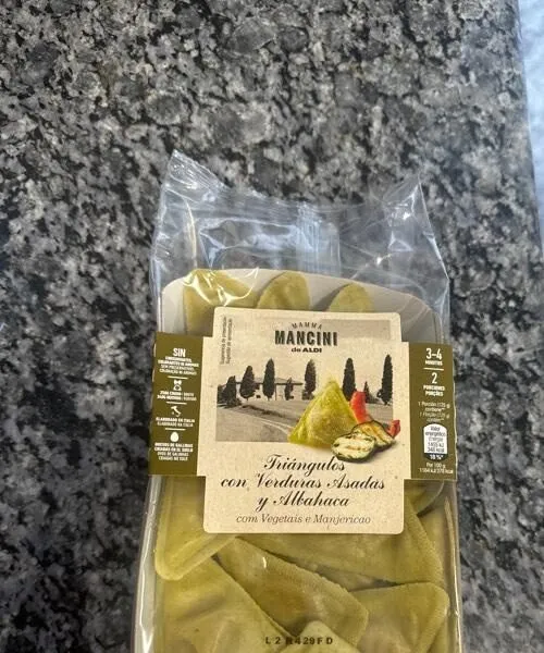 Triángulos con verduras asadas y albahaca