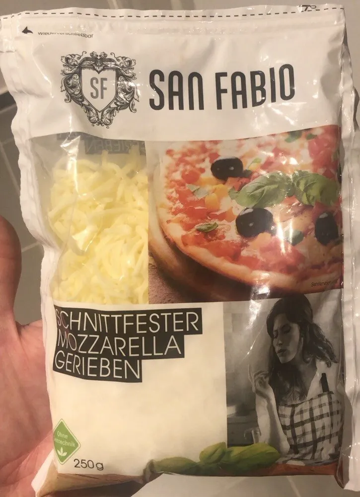 Mozzarella gerieben