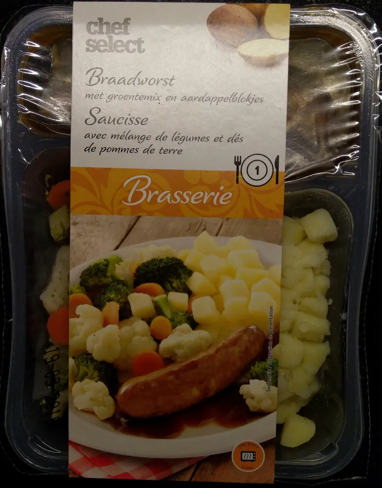 Saucisse avec melange de légumes et dés de pomme de terre