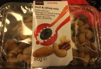 Melange de cacahuètes, fruits à coque grillées et olives