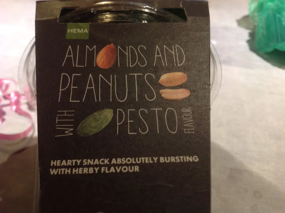 Almands  and peanuts with pesto flavour