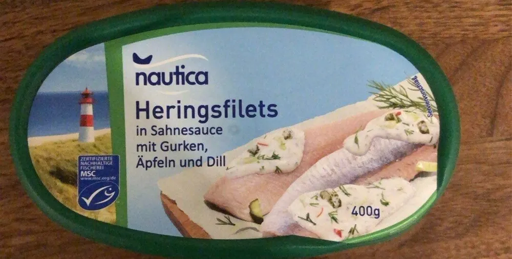 Heringsfilets in Sahnesauce mit Gurken, Äpfeln und Dill