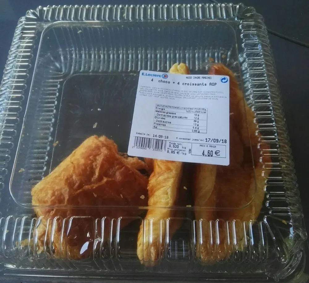 Pains au chocolat et croissants