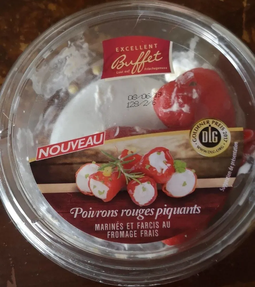Poivrons rouges piquants marinés et farcis au fromage frais