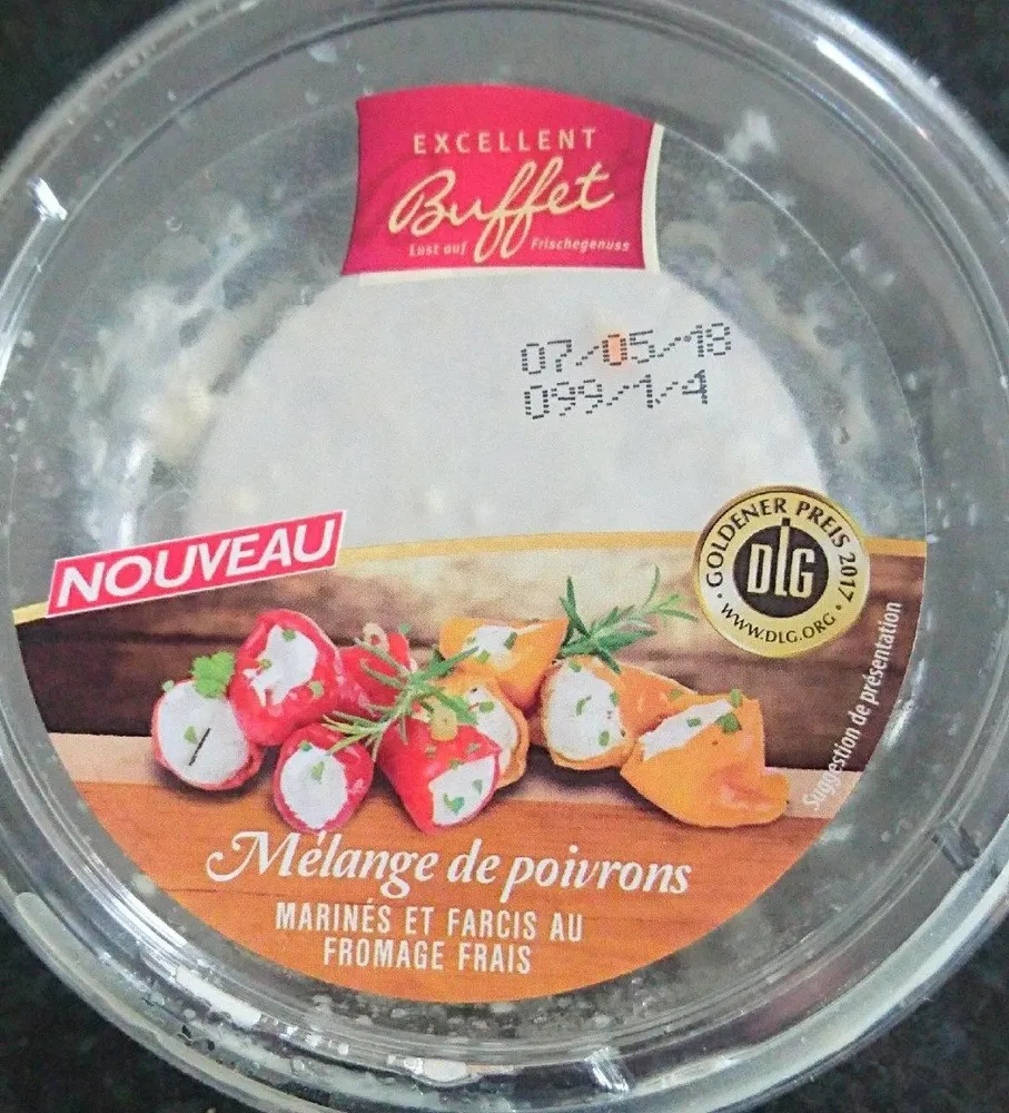 Mélange de poivrons marinés et farcis au fromage frais