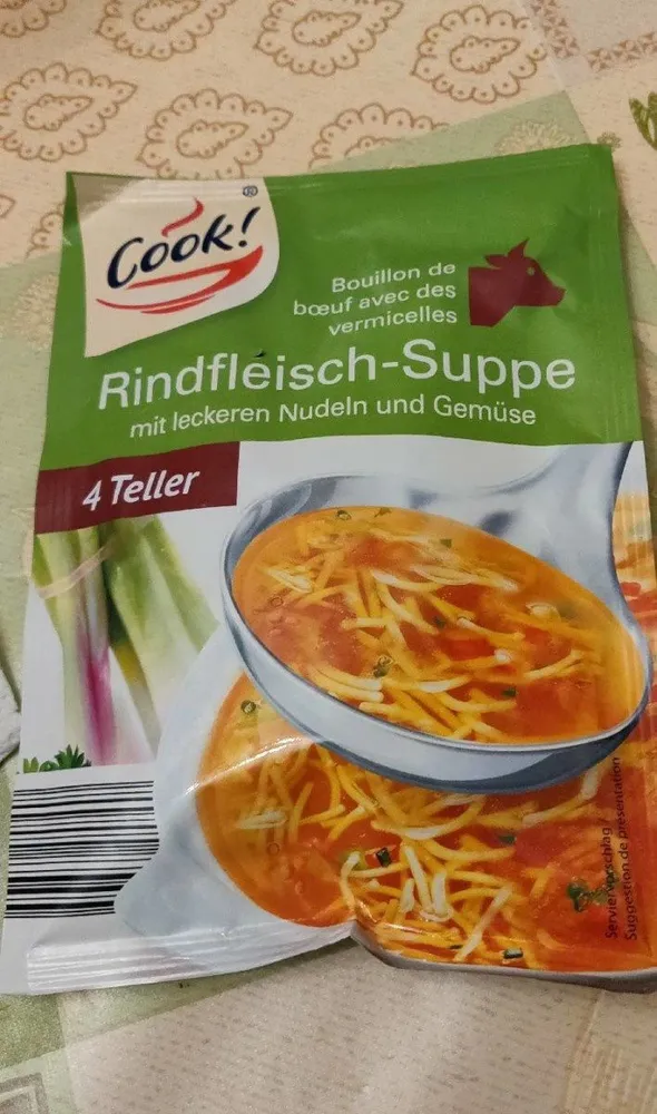 Bouillon de boeuf avec des vermicelles