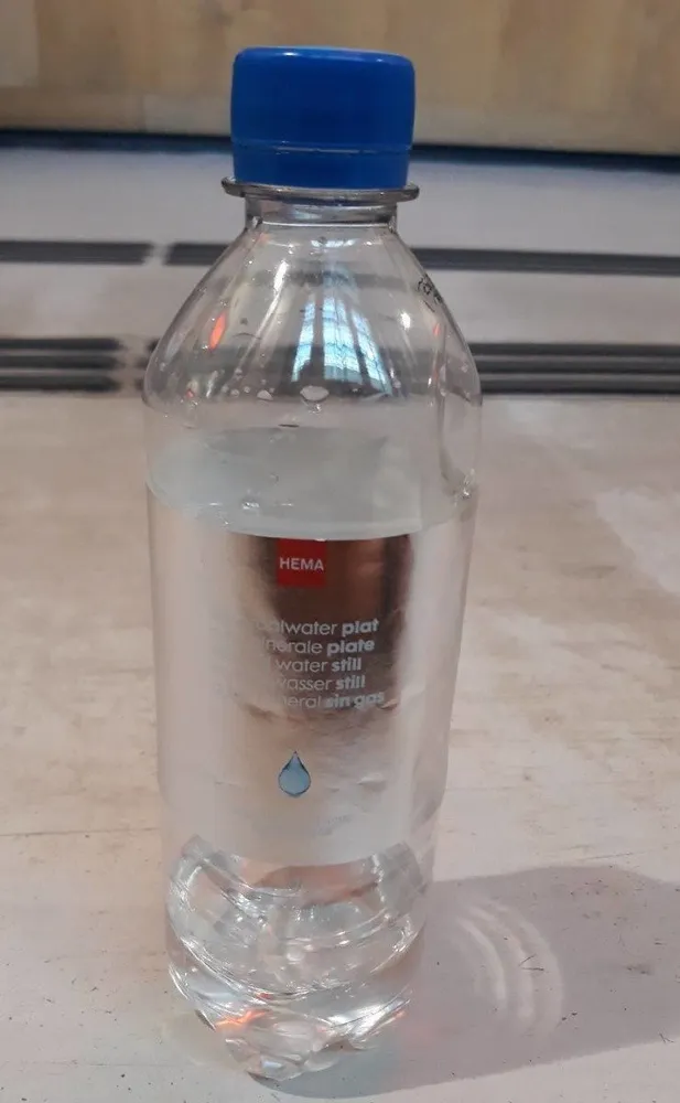 Eau minerale plate