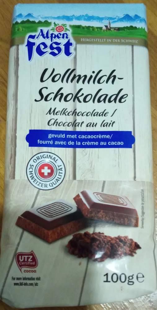 Chocolat au lait fourré avec de la crème au cacao