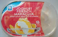 Eis mit Magermilchjoghurt und Maracujasorbet, mit Pfirsich-Maracujasauce und weißen Schokoladenstückchen