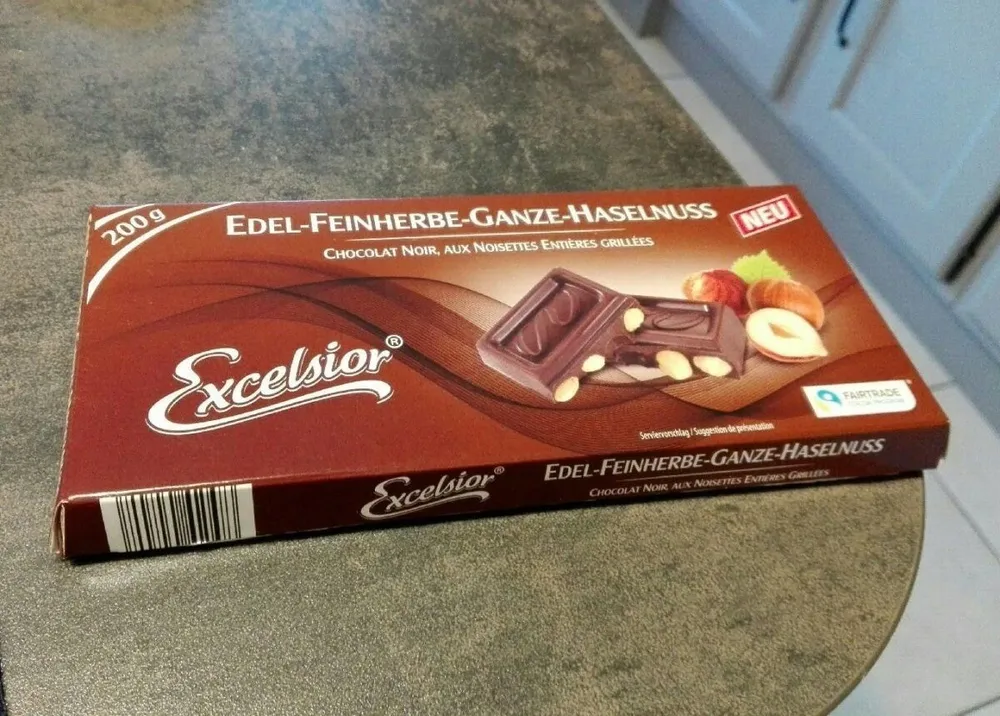 Chocolat noir aux noisettes entières grillées