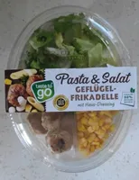 Pasta und Salat Gefluegel Frikadelle