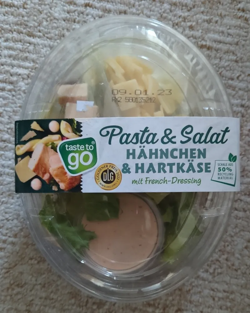 Pasta und Salat Hähnchen und Hartkäse 20254698 Hähnchen und Hartkäse-Salat auf Nudeln  mit French-Dressing