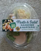 Pasta und Salat Hähnchen und Hartkäse 20254698 Hähnchen und Hartkäse-Salat auf Nudeln  mit French-Dressing