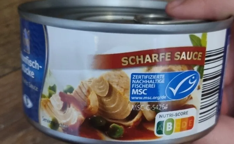 Thunfischstücke in scharfer Sosse
