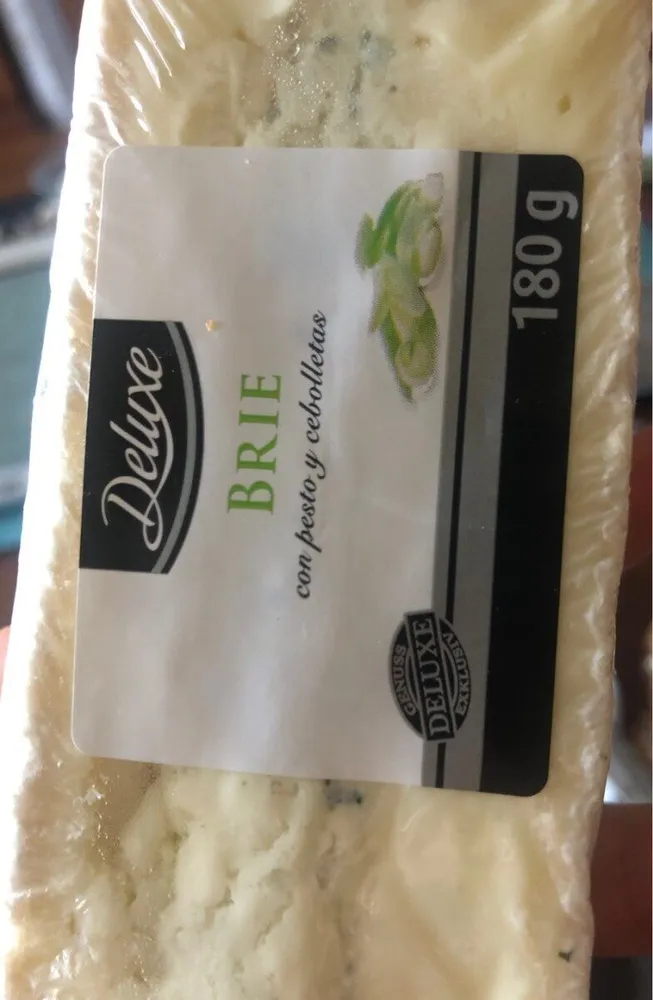 Queso brie con pesto y cebolletas