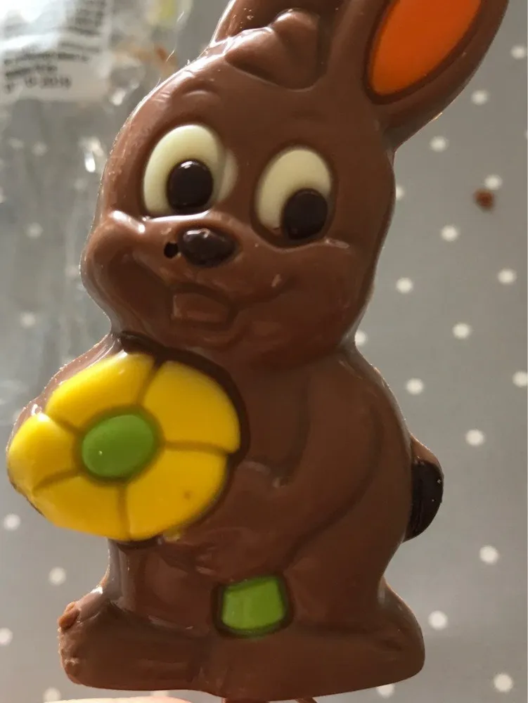 Sucette en chocolat au lair décorée et en chocolat blanc décoré